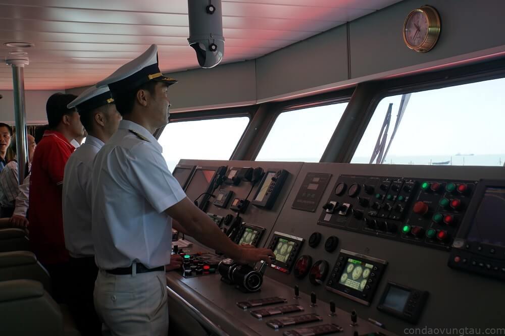 Buồng lái tàu được thiết kế rộng, thoáng giúp thủy thủ dễ dàng thực hiện các tháo tác cũng như quan sát